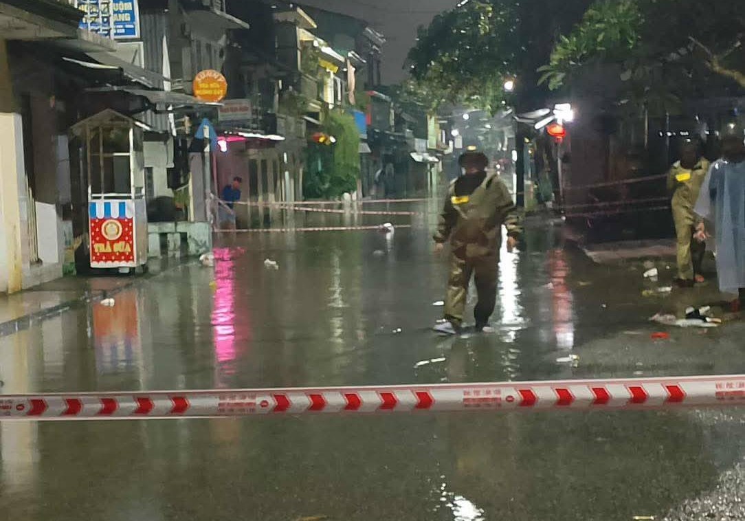 Tối này 26/10, lực lượng chức năng tại thành phố Huế túc trực tại nhưng nơi nước nâng cao đảm bảo an toàn cho người dân. Theo Ban chỉ huy Phòng thủ dân sự thành phố Huế, khoảng 5.000 cán bộ, chiến sĩ Công an, Quân đội cùng phương tiện cứu hộ, cứu nạn đã được huy động, túc trực tại các điểm trọng yếu để sẵn sàng triển khai khi có tình huống khẩn cấp xảy ra.