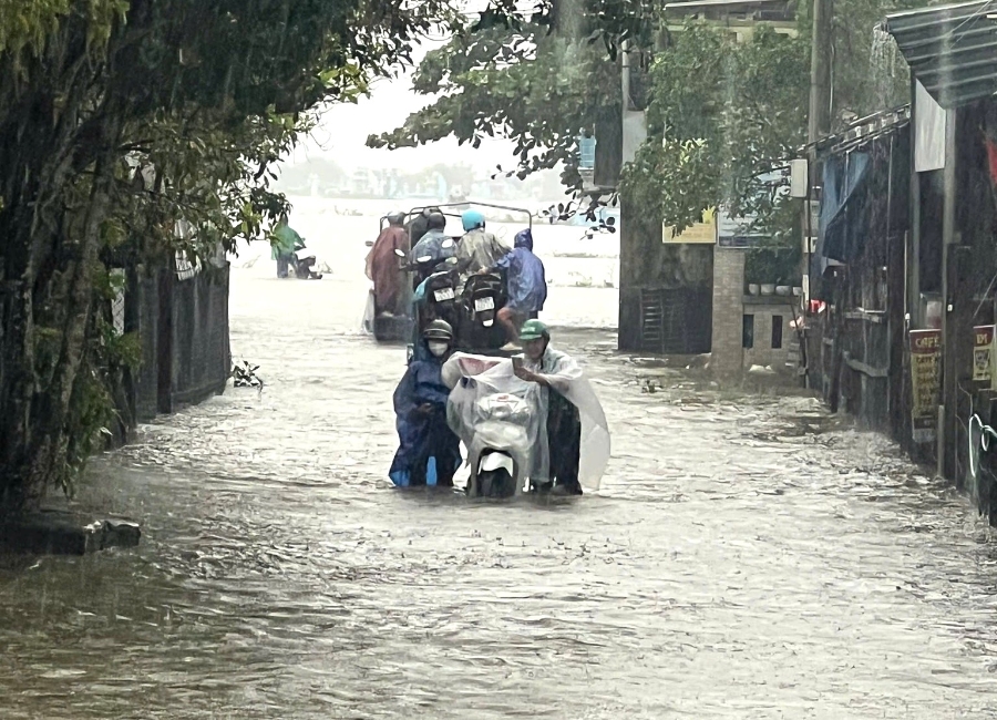 Mưa lớn kéo dài khiến nhiều tuyến đường trung tâm thành phố Huế ngập sâu, giao thông đi lại gặp nhiều khó khăn.