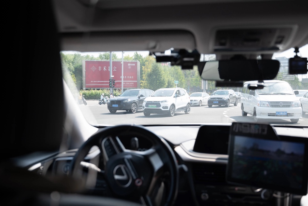 <i>Một chiếc taxi hoàn toàn không có người lái của Pony.ai đang di chuyển qua một ngã tư đông đúc ở Bắc Kinh. Ảnh: SPH Media.</i>