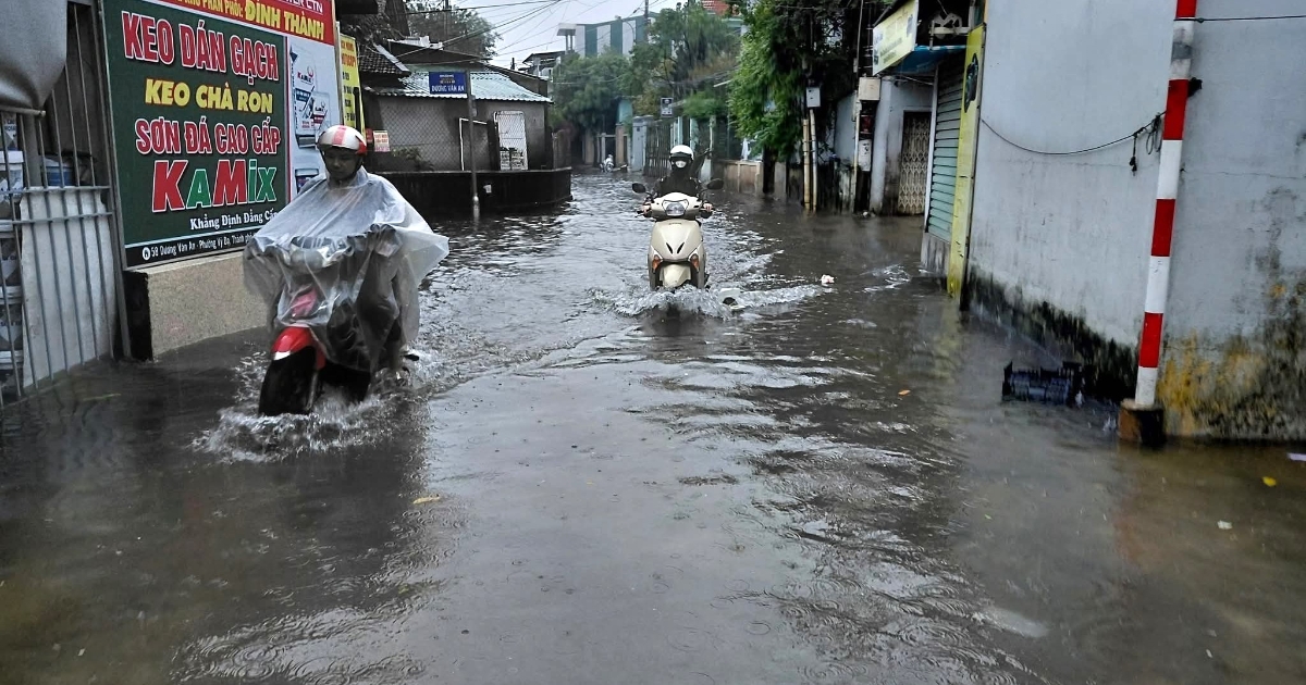 Tuyến&nbsp;cầu đi bộ gỗ lim và đường đi bộ ven sông Hương, sông Như Ý&nbsp;bị ngập sâu 0,5–0,7 m. Nước sông dâng cao tràn qua hệ thống cống thoát nước, gây ngập nhiều tuyến đường nội đô như Dương Văn An, Tố Hữu, Phan Anh.