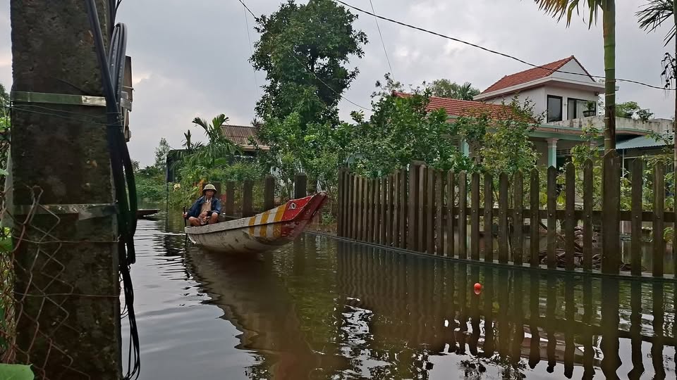 Tại vùng hạ lưu sông Bồ, 9 thôn ở xã Quảng Điền đã bị nước lũ bao vây suốt một tuần qua. Chiều 26/10, khi thủy điện Hương Điền xả lũ, nước tiếp tục dâng cao khiến các khu vực này ngập sâu hơn. Người dân ở Quảng Điền phải di chuyển bằng thuyền.