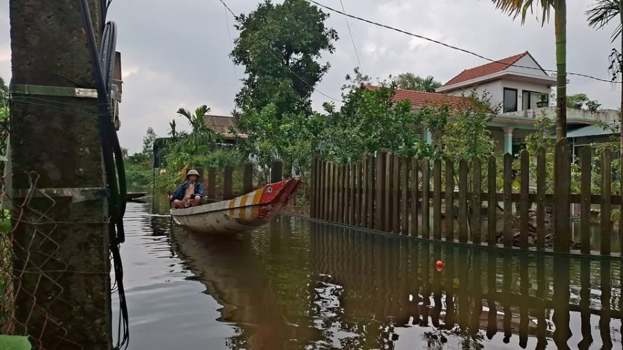 Tại vùng hạ lưu sông Bồ, 9 thôn ở xã Quảng Điền đã bị nước lũ bao vây suốt một tuần qua. Chiều 26/10, khi thủy điện Hương Điền xả lũ, nước tiếp tục dâng cao khiến các khu vực này ngập sâu hơn. Người dân ở Quảng Điền phải di chuyển bằng thuyền.