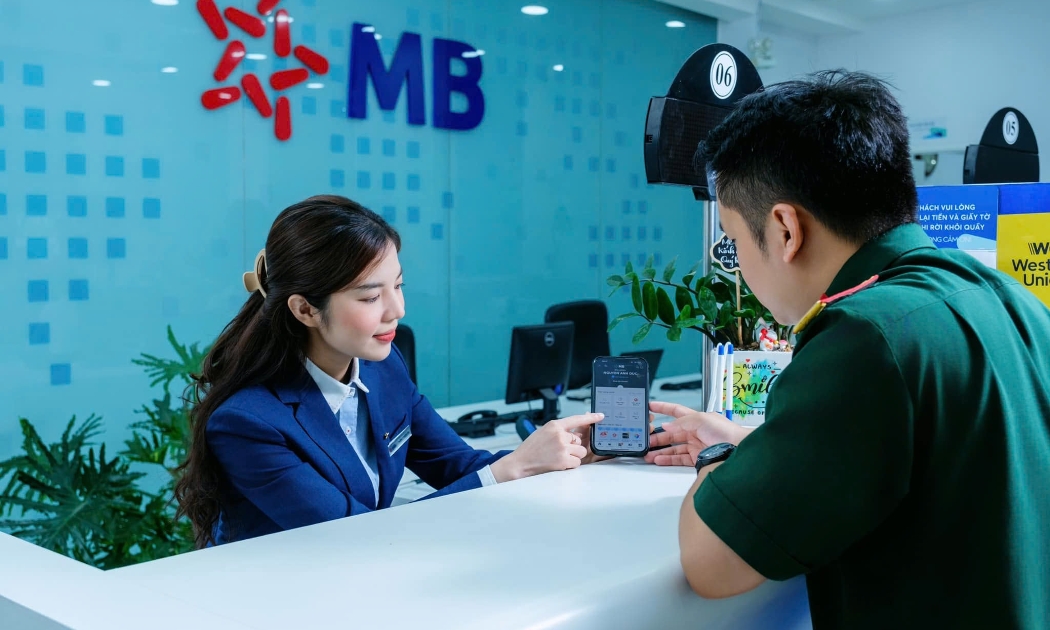 Khách hàng giao dịch tại MB.