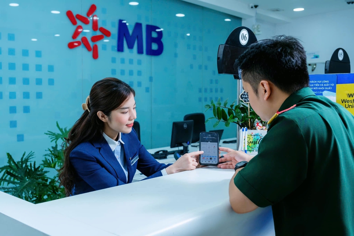 Khách hàng giao dịch tại MB.