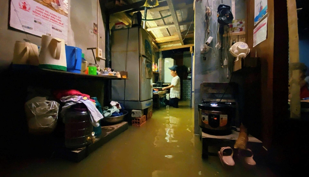 Đến tối 26/10, nước lũ đã bắt đầu tràn vào nhiều nhà dân trên đường Nguyễn Hữu Cảnh, khiến cuộc sống người dân đảo lộn. Nhiều gia đình khẩn trương kê cao đồ đạc, di chuyển tài sản lên vị trí an toàn để tránh ngập. Ảnh: Nguyễn Vương