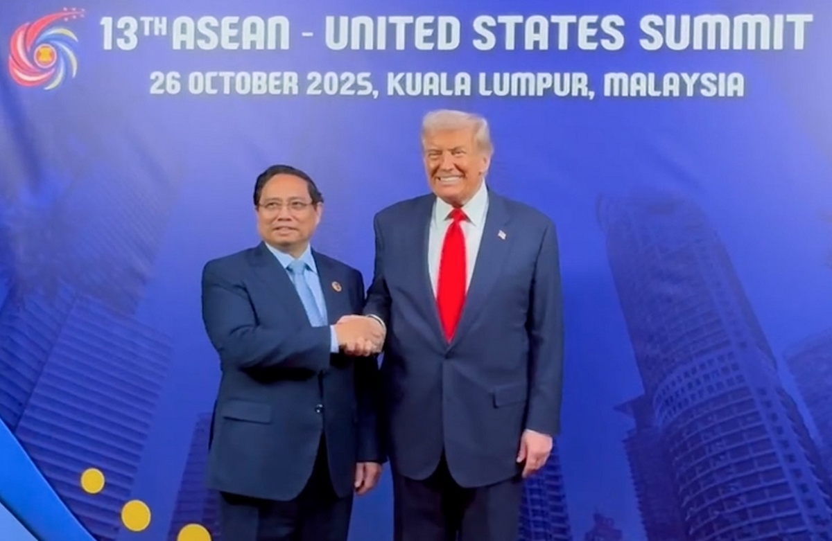 Thủ tướng Chính phủ Phạm Minh Chính có cuộc tiếp xúc ngắn với Tổng thống Hoa Kỳ Donald Trump bên lề Hội nghị Cấp cao ASEAN - Hoa Kỳ.