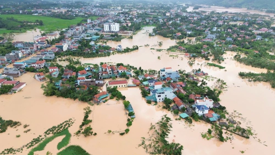 Mưa lũ bất thường gây ngập úng ở nhiều nơi.