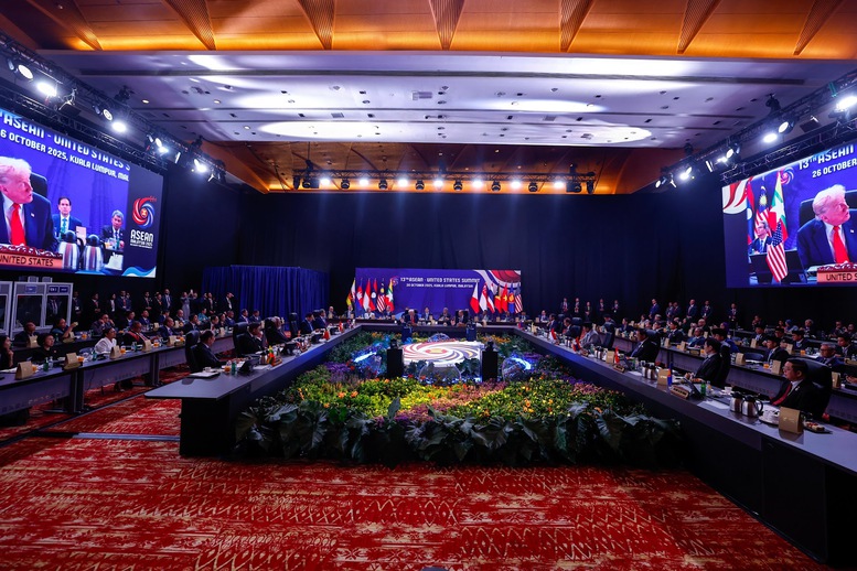 Kết thúc hội nghị, các lãnh đạo ASEAN và Hoa Kỳ thông qua "Tuyên bố Tầm nhìn chung ASEAN-Hoa Kỳ về một khu vực mạnh mẽ, an toàn và thịnh vượng hơn", làm định hướng chiến lược cho hợp tác giai đoạn mới - Ảnh: VGP