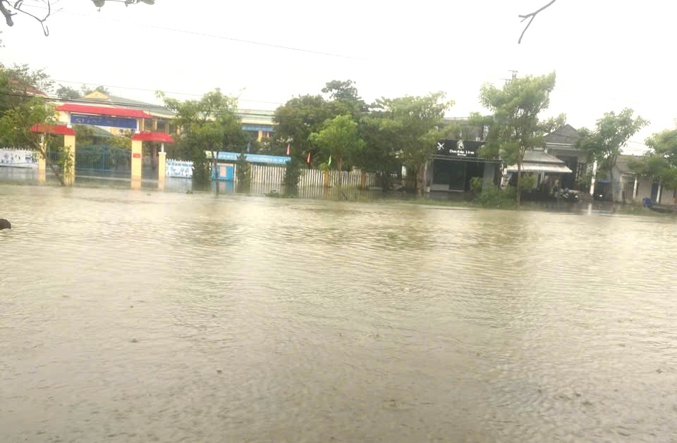 Tuyến đường qua tổ dân phố Thủy Tú và Triều Sơn của phường Hóa Châu ngập sâu khoảng 0,5 m, khiến giao thông tê liệt. Chợ Bao Vinh cùng nhiều nhà dân tại đây cũng bị ngập 0,4–0,5 m.