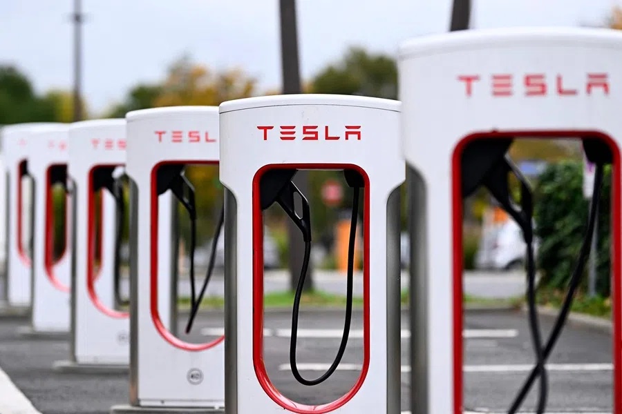 <i>Nhà sản xuất ô tô Tesla của Mỹ, từng là biểu tượng không thể tranh cãi của sự đổi mới phương Tây, giờ đây đang phải đối mặt với áp lực ngày càng tăng trên khắp châu Âu.</i>
