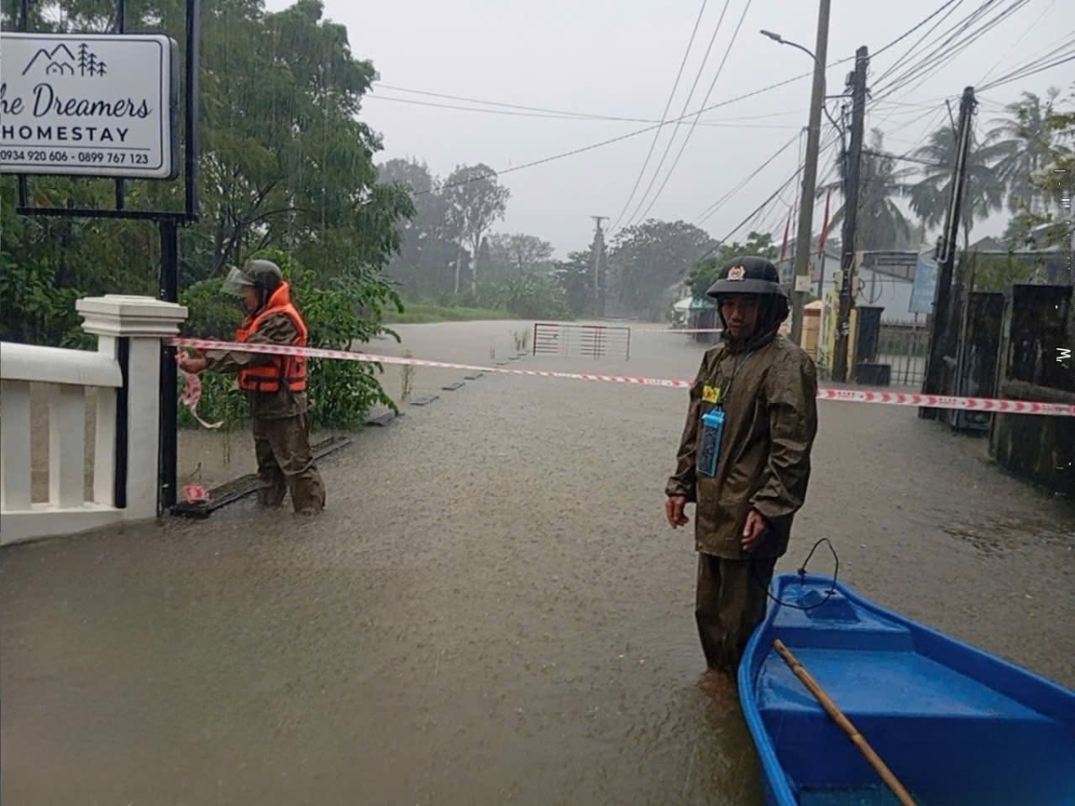 Lực lượng chức năng lập rào chắn cảnh báo khu vực ngập sâu tại khu vực phường An Cựu, thành phố Huế