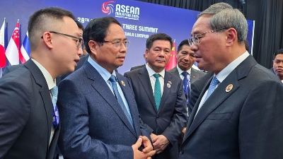 Prime Minister Pham Minh Chinh meets with Chinese Premier Li Qiang