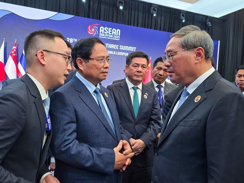 Thủ tướng Phạm Minh Chính gặp Thủ tướng Trung Quốc Lý Cường. Ảnh: BNG.