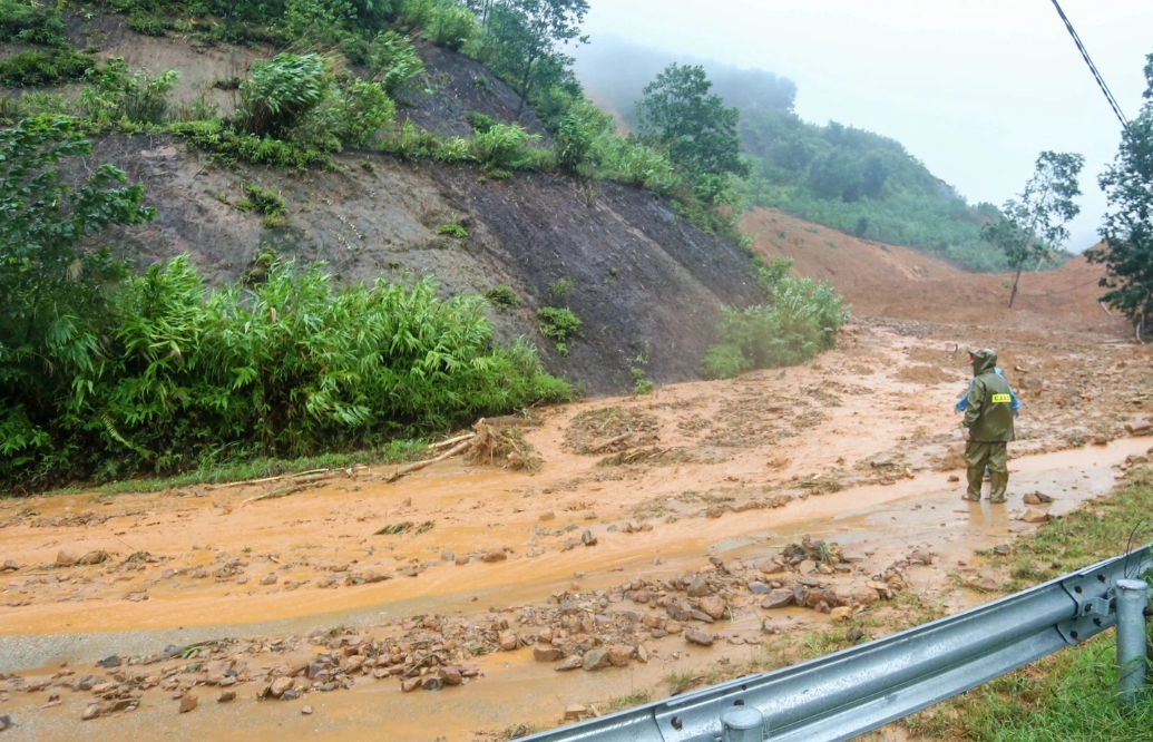 Hiện trường vị trí sạt lở tại tỉnh lộ 14B. Ảnh: Lê Hoài Nhân
