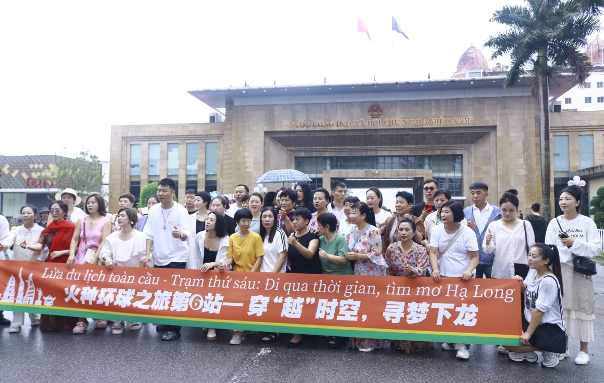 Đoàn gần 1.000 khách du lịch MICE Trung Quốc nhập cảnh qua Cửa khẩu Quốc tế Móng Cái giữa tháng 10 vừa qua.