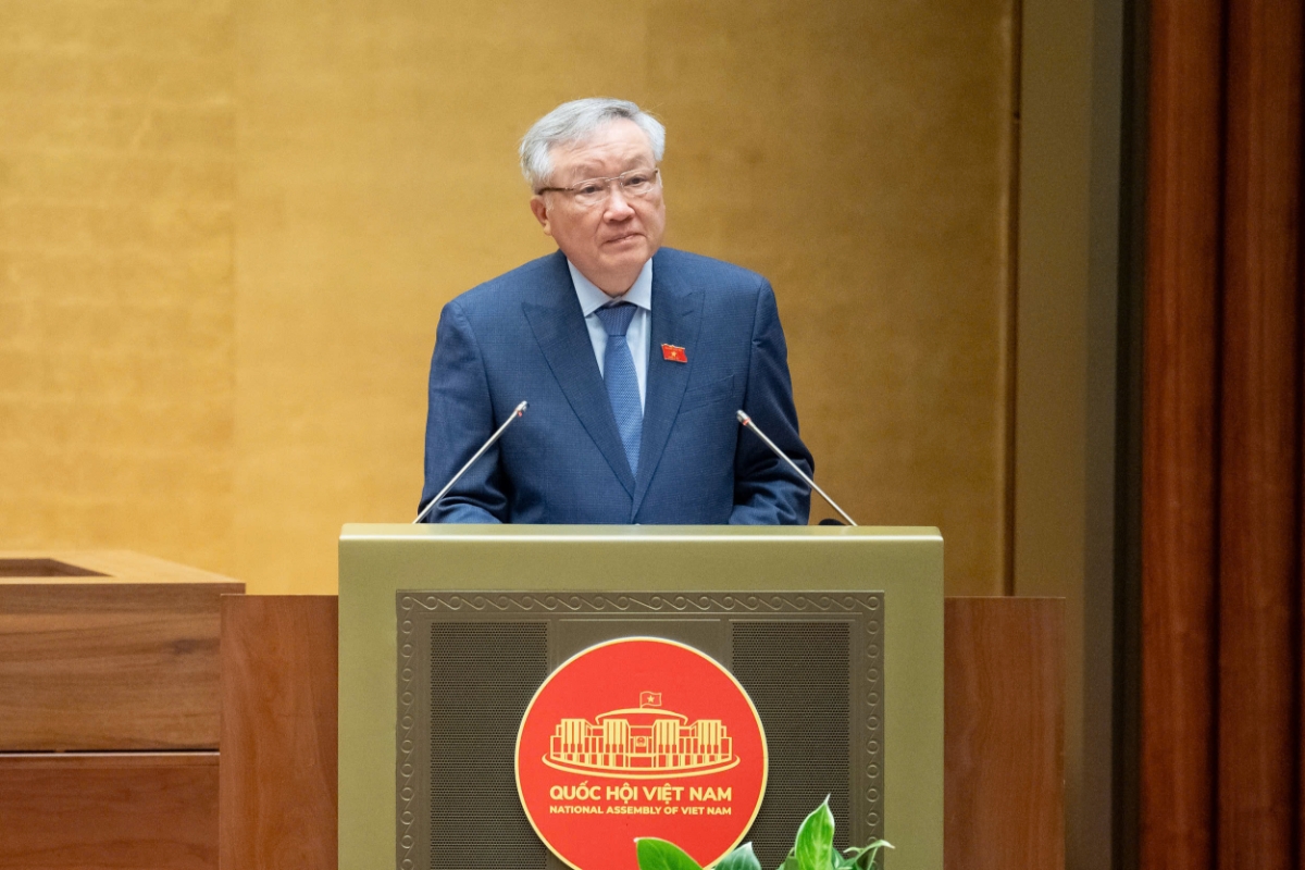 Phó Thủ tướng Thường trực Chính phủ Nguyễn Hòa Bình trình bày Tờ trình tóm tắt của Chính phủ về 3 dự án luật. Ảnh: Quốc hội.