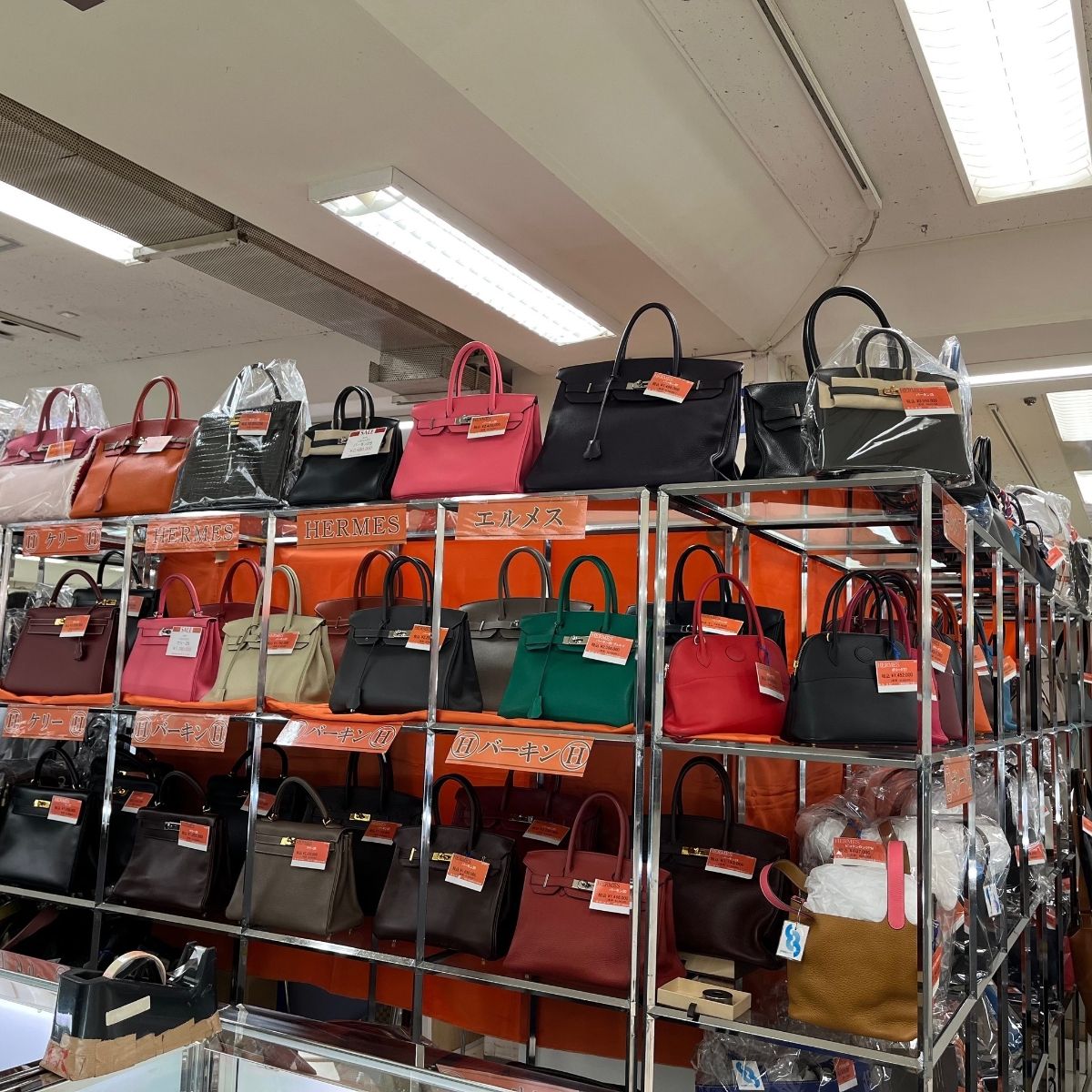 Người mua sắm ngày càng bị thu hút bởi những bộ sưu tập hiếm hoặc đã ngừng sản xuất.