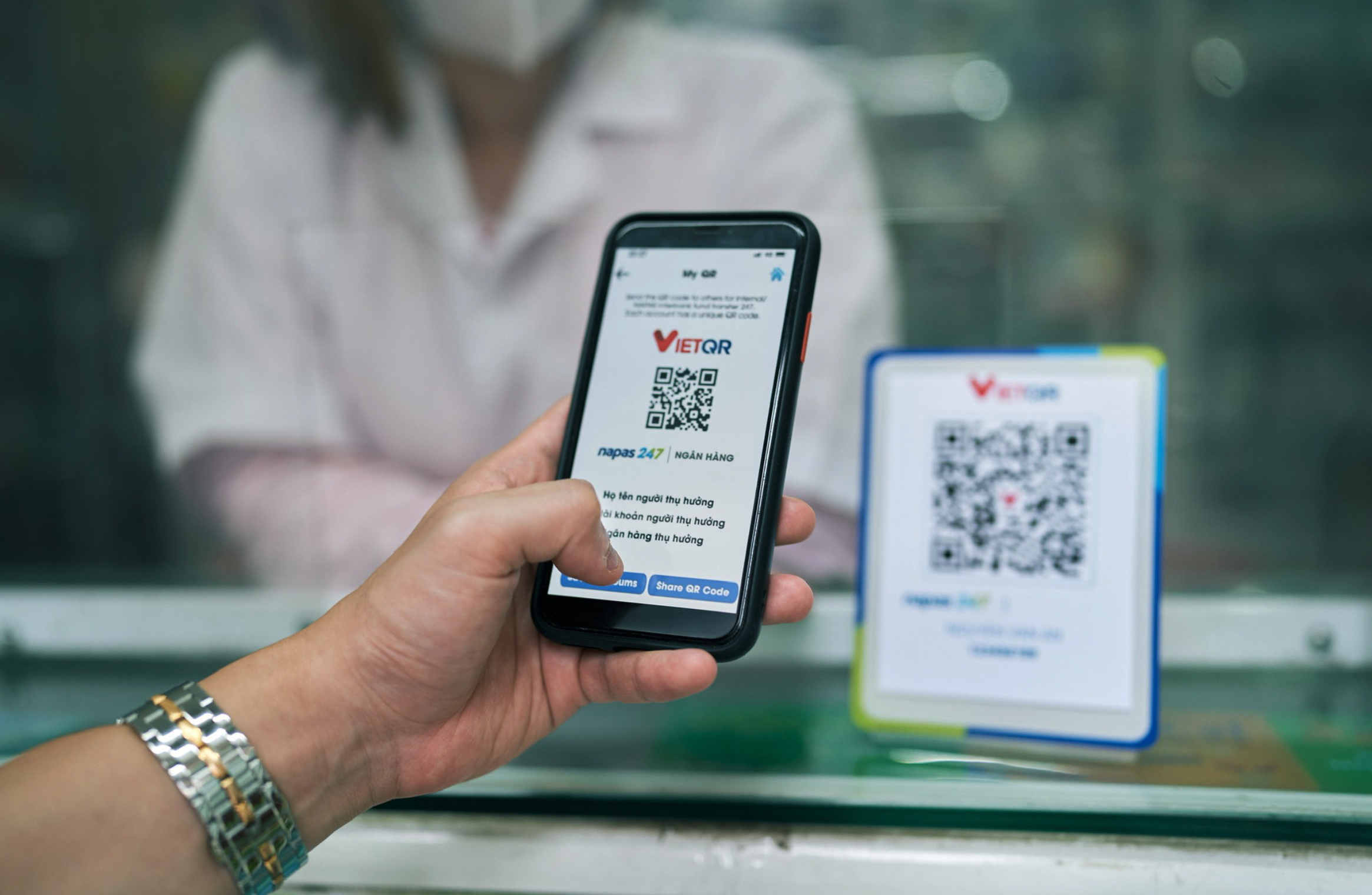 Thanh toán qua mã QR tiến thêm một bước mới trong định danh dòng tiền.