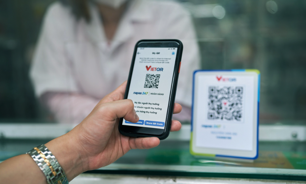 Thanh toán qua mã QR tiến thêm một bước mới trong định danh dòng tiền.