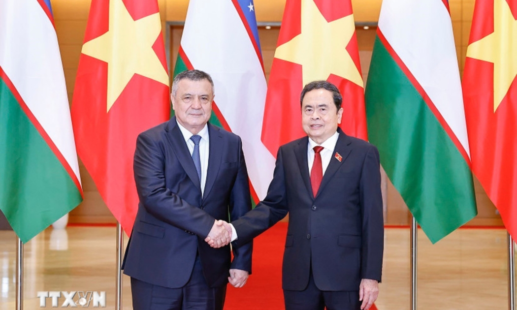 Chủ tịch Quốc hội Trần Thanh Mẫn đón tiếp Chủ tịch Hạ viện Uzbekistan Nuriddin Ismoilov. Ảnh: TTXVN
