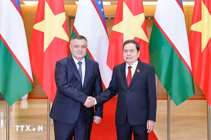 Chủ tịch Quốc hội Trần Thanh Mẫn đón tiếp Chủ tịch Hạ viện Uzbekistan Nuriddin Ismoilov. Ảnh: TTXVN