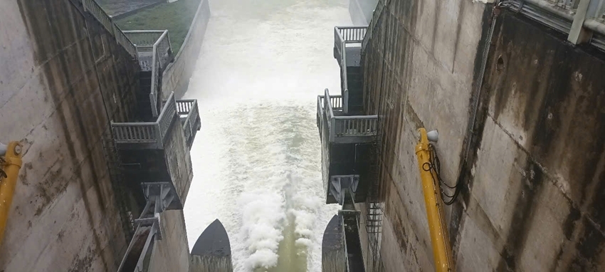 &nbsp;Hồ Tả Trạch đang tham gia cắt lũ cho vùng hạ&nbsp;du