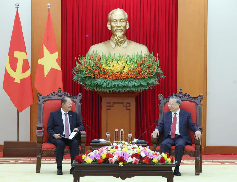 Tổng Bí thư Tô Lâm tiếp đồng chí Kikeo Khaykhamphithoune, Ủy viên Bộ Chính trị, Phó Thủ tướng Chính phủ Lào. Ảnh: TTXVN