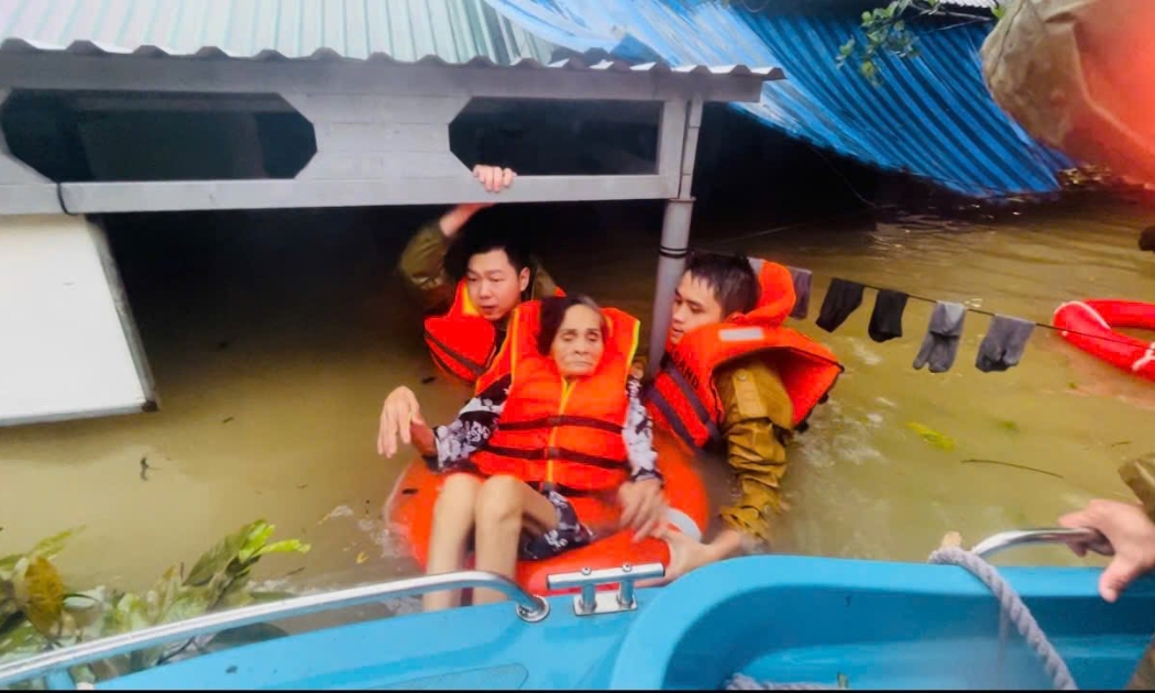 Công an phường Phú Xuân, thành phố Huế nỗ lực đưa người già ra khỏi vùng ngập lụt đến nơi an toàn