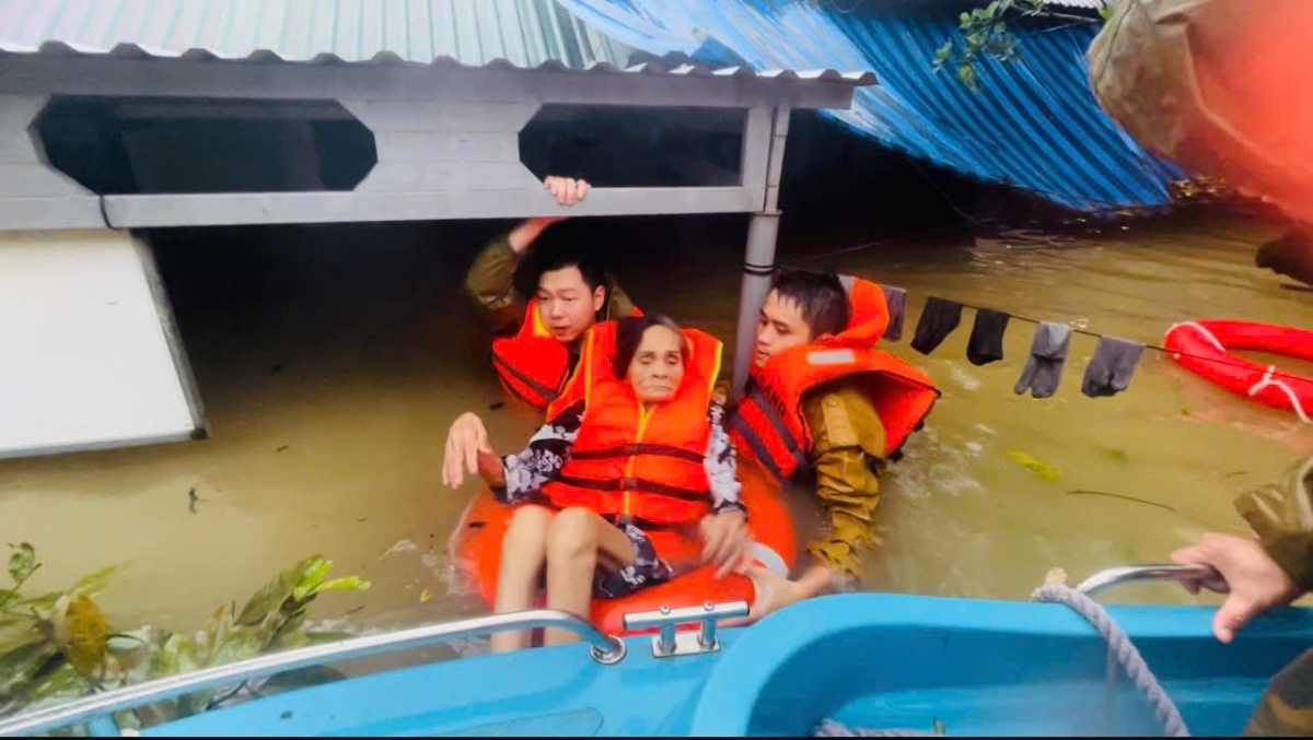 Công an phường Phú Xuân, thành phố Huế nỗ lực đưa người già ra khỏi vùng ngập lụt đến nơi an toàn