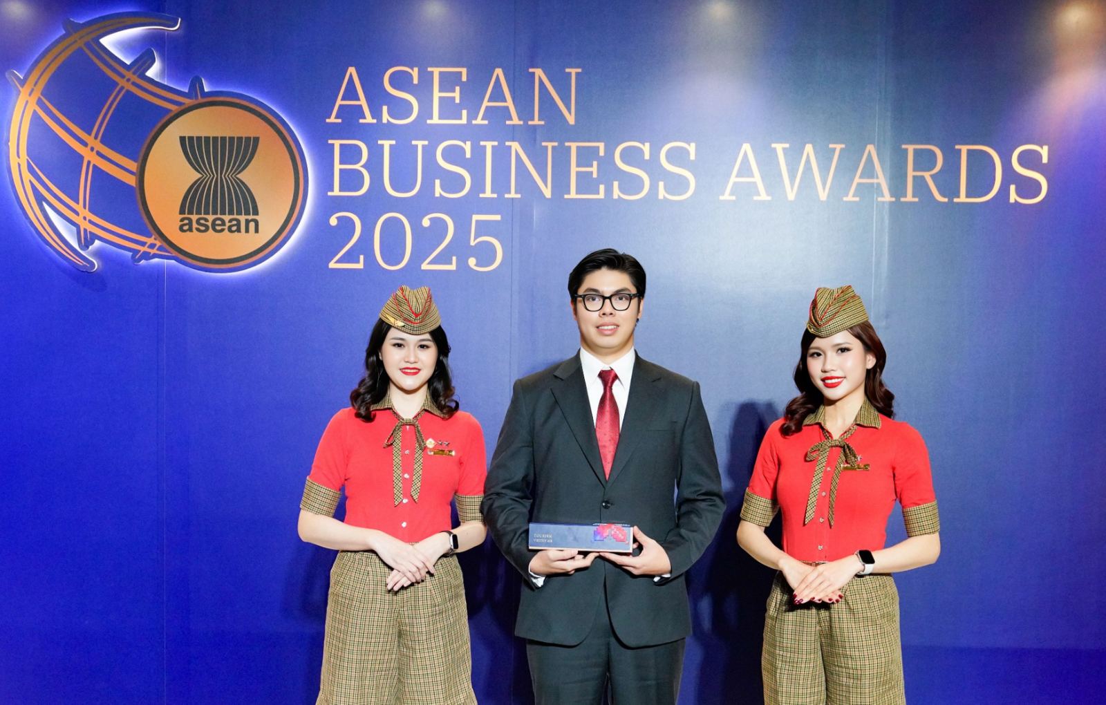 Đại diện Vietjet, Phó Giám đốc tài chính Nguyễn An Phú, nhận giải "Doanh nghiệp xuất sắc nhất ngành du lịch Đông Nam Á" tại Giải thưởng Doanh nghiệp ASEAN 2025.