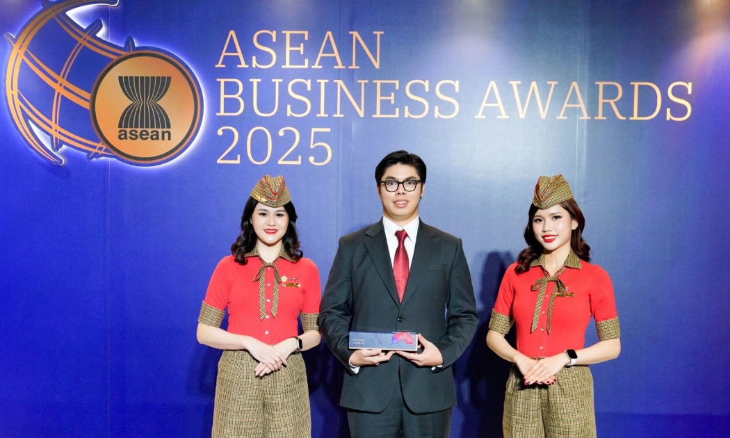 Đại diện Vietjet, Phó Giám đốc tài chính Nguyễn An Phú, nhận giải 