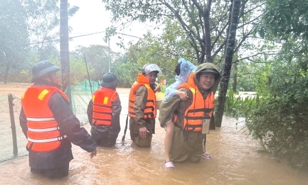 Mưa lớn dồn dập tại Huế, sông Hương và sông Bồ vượt báo động III