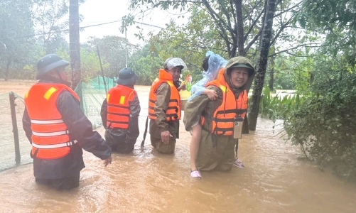 Mưa lớn dồn dập tại Huế, sông Hương và sông Bồ vượt báo động III