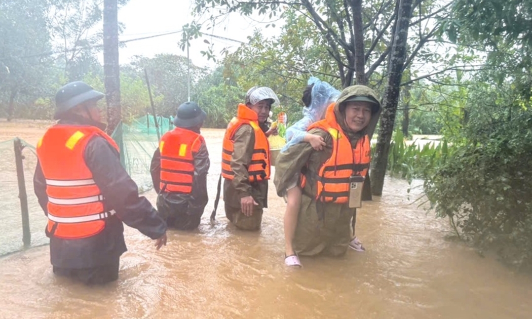 Công an xã Hưng Lộc, thành phố Huế di dời người già, trẻ em ra khỏi vùng ngập lụt đến nơi an toàn