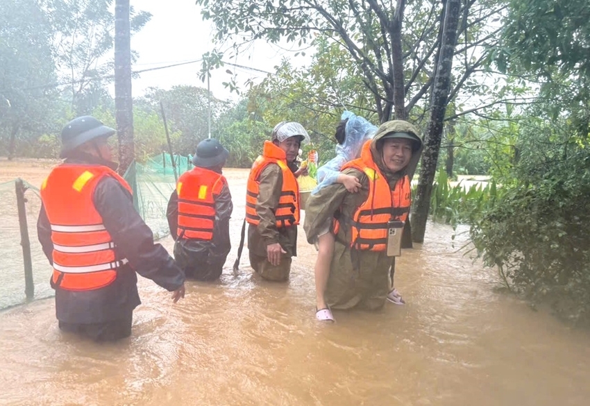 Công an xã Hưng Lộc, thành phố Huế di dời người già, trẻ em ra khỏi vùng ngập lụt đến nơi an toàn