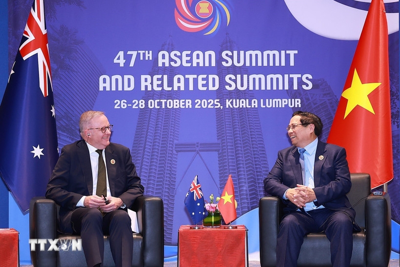 Thủ tướng Phạm Minh Chính trao đổi với Thủ tướng Australia Anthony Albanese. Ảnh: TTXVN