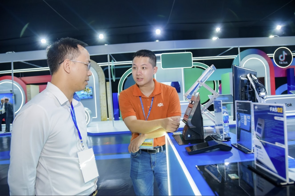 Khách tham quan nghe giới thiệu về dòng chip quản lý nguồn (FPT Access Control System) sử dụng trong các máy xác thực Căn cước công dân.