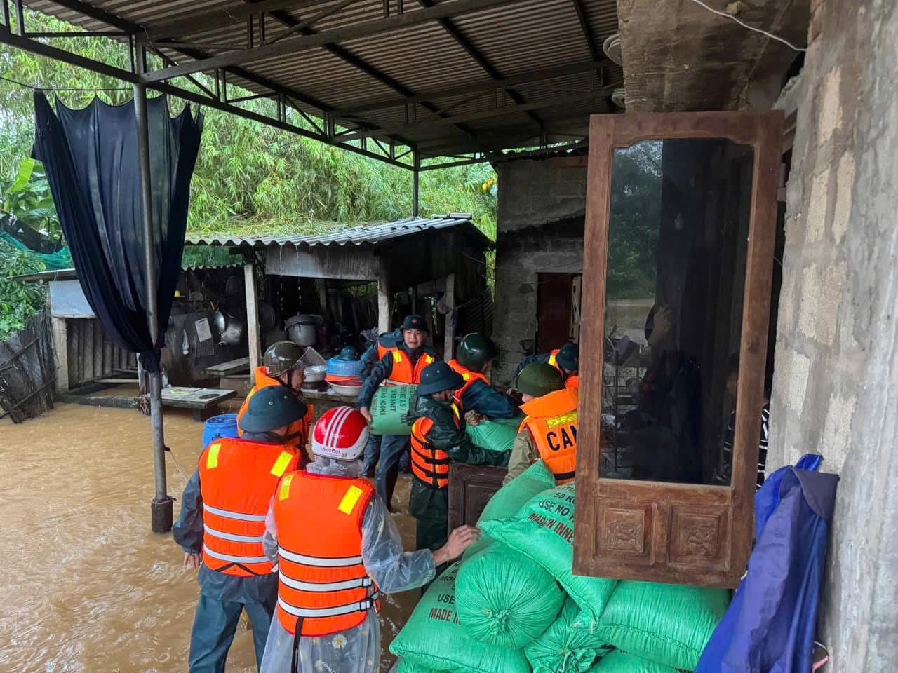 Hỗ trợ người dân di chuyển đồ đạc lên nơi cao