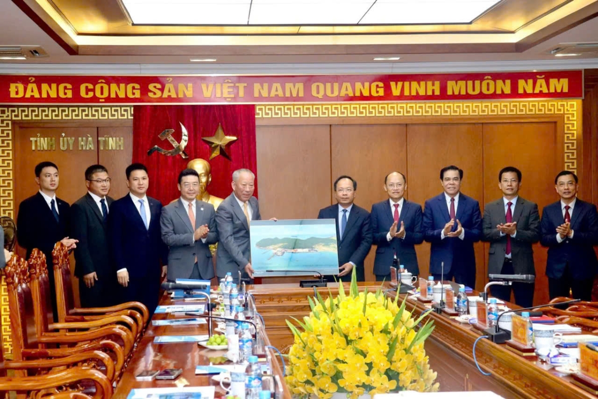 Lãnh đạo tỉnh tặng quà lưu niệm cho Tập đoàn Xây dựng Thái Bình Dương