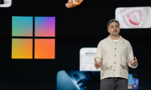 Giám đốc Điều hành AI của Microsoft Mustafa Suleyman phát biểu trong một sự kiện giới thiệu Microsoft Copilot tại Redmond, Washington