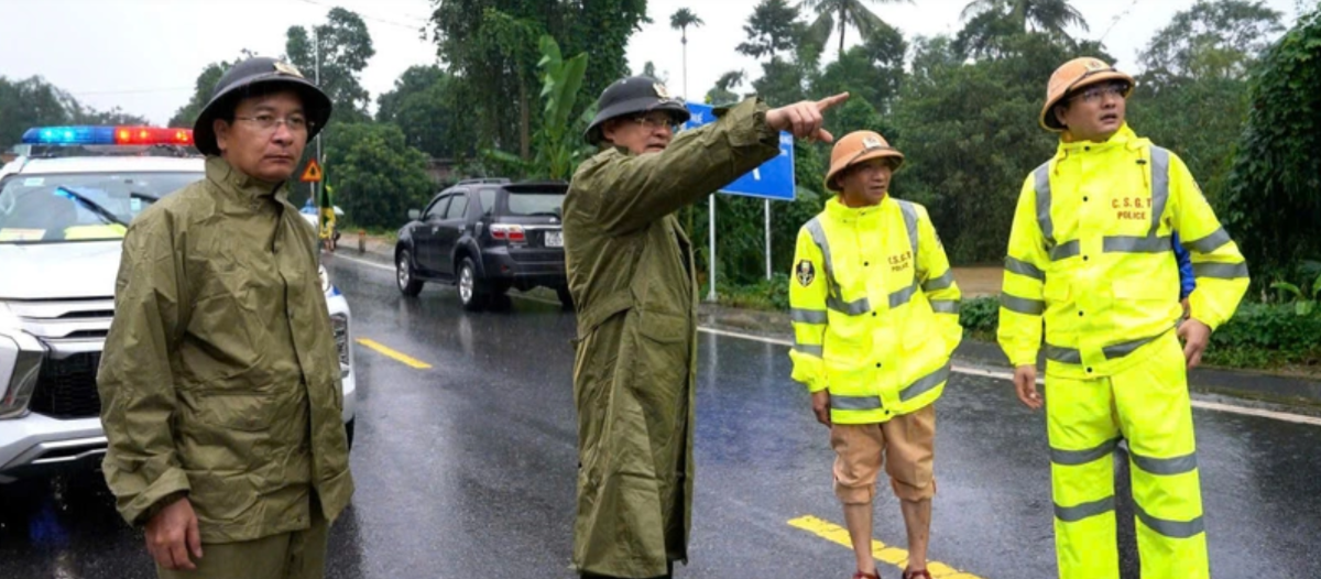 Thiếu tướng Nguyễn Thanh Tuấn, Giám đốc Công an thành phố Huế (thứ 2 từ trái sang) kiểm tra, chỉ đạo phòng chống mưa, lũ