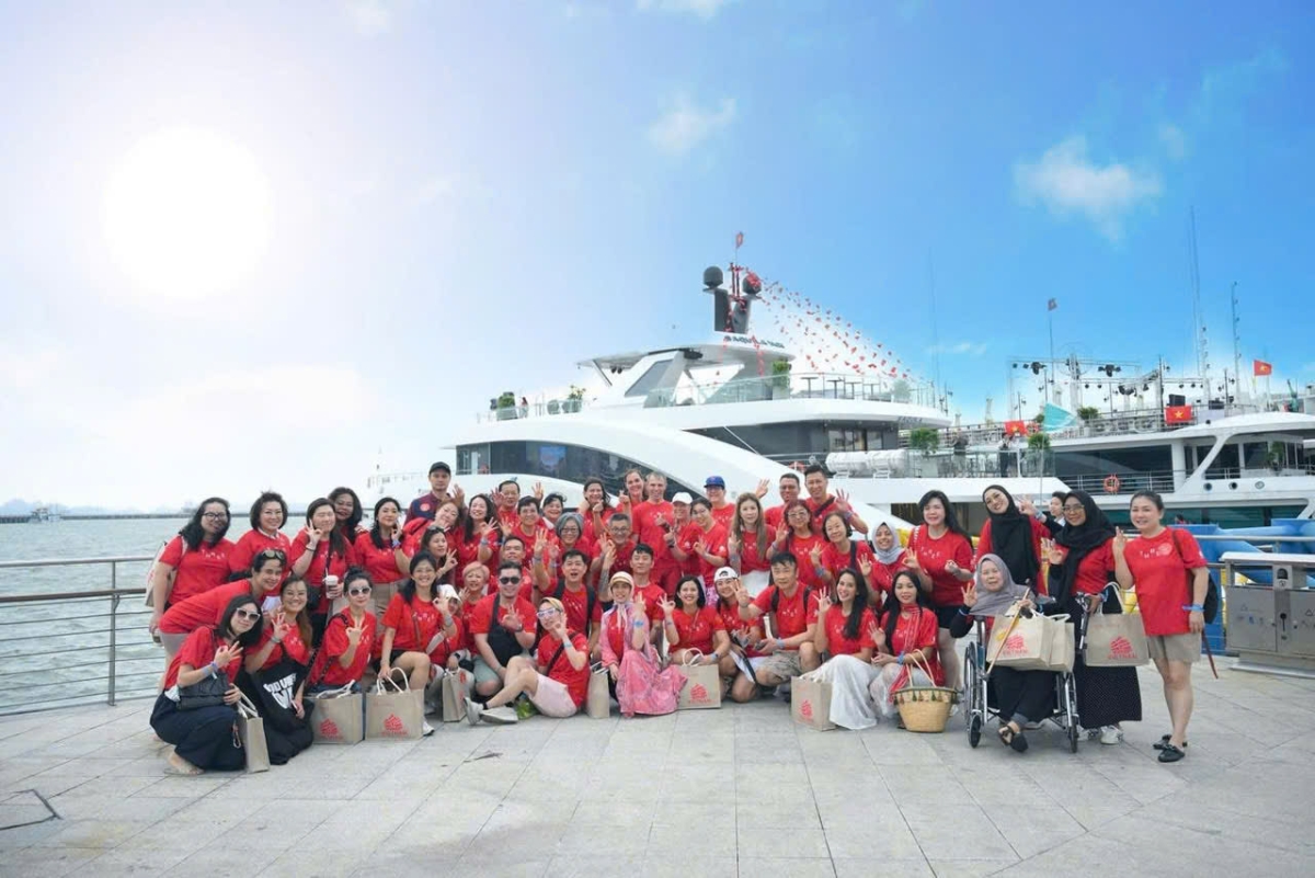 Du khách chụp hình lưu niệm tại Cảng tàu khách quốc tế Hạ Long chuẩn bị cho chuyến tham quan.