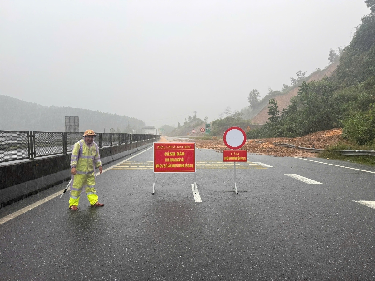 Cảnh sát giao thông Công an thành phố Huế đặt biển cảnh báo ngăn phương tiện lưu thông tại các điểm sạt lở tại các tuyến đường