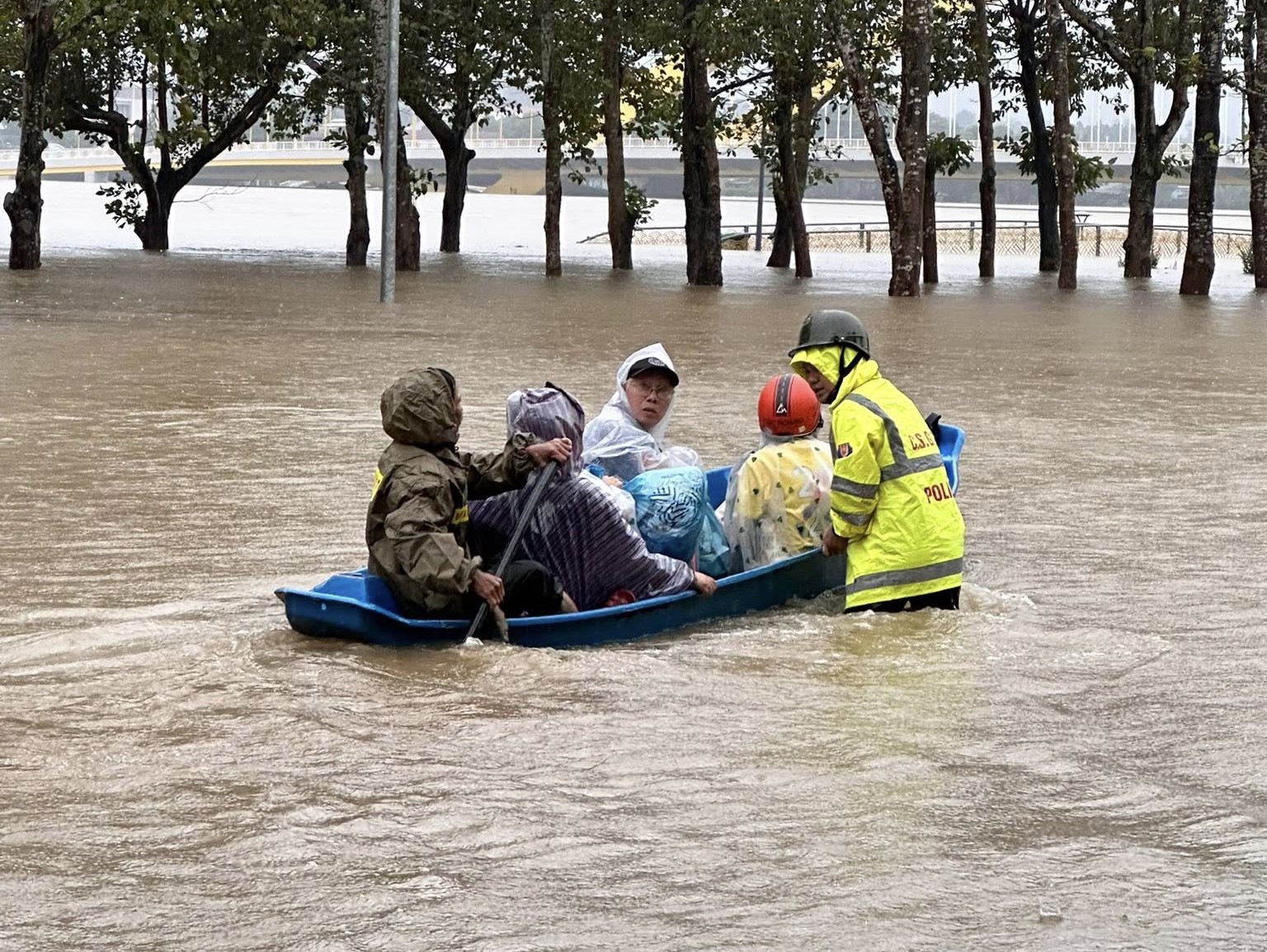 Nhiều cán bộ, chiến sĩ ngâm mình trong nước nhiều giờ để di chuyển người dân ra khỏi khu vực ngập sâu.