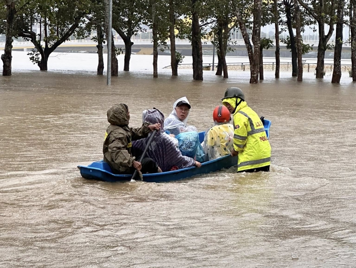 Nhiều cán bộ, chiến sĩ ngâm mình trong nước nhiều giờ để di chuyển người dân ra khỏi khu vực ngập sâu.