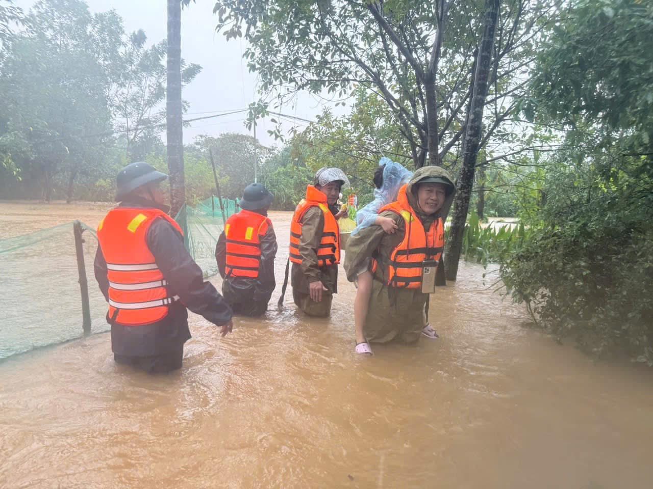 Lực lượng công an thành phố Huế chủ động xuống địa bàn giúp dân di chuyển khỏi khu vực ngập sâu
