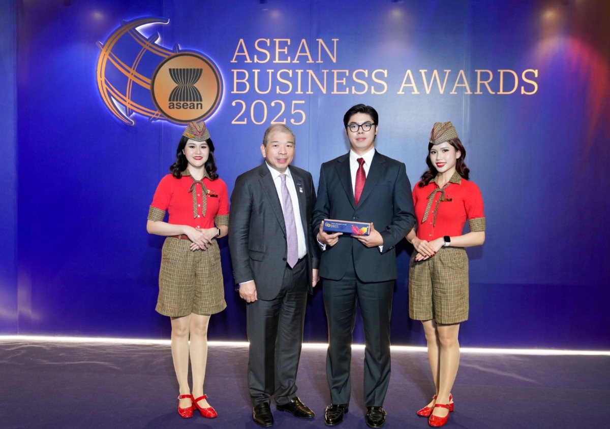Ông Teo Siong Seng, Chủ tịch Hội đồng Tư vấn Kinh doanh ASEAN tại Singapore, chúc mừng và trao giải thưởng cho VietjetPhoto 5: Đội bay Vietjet.