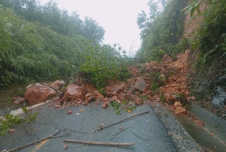 Tuyến quốc lộ 49 đoạn đèo Kim Quy, thôn 4, xã Bình Điền, thành phố Huế bị sạt lở nghiêm trọng.