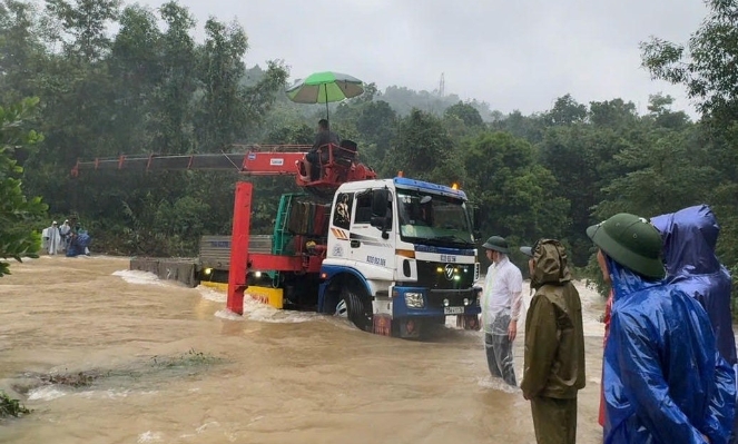 [Video]: Khoảnh khắc “nghẹt thở” giải cứu 6 người mắc kẹt giữa lũ dữ ở Khe Cát