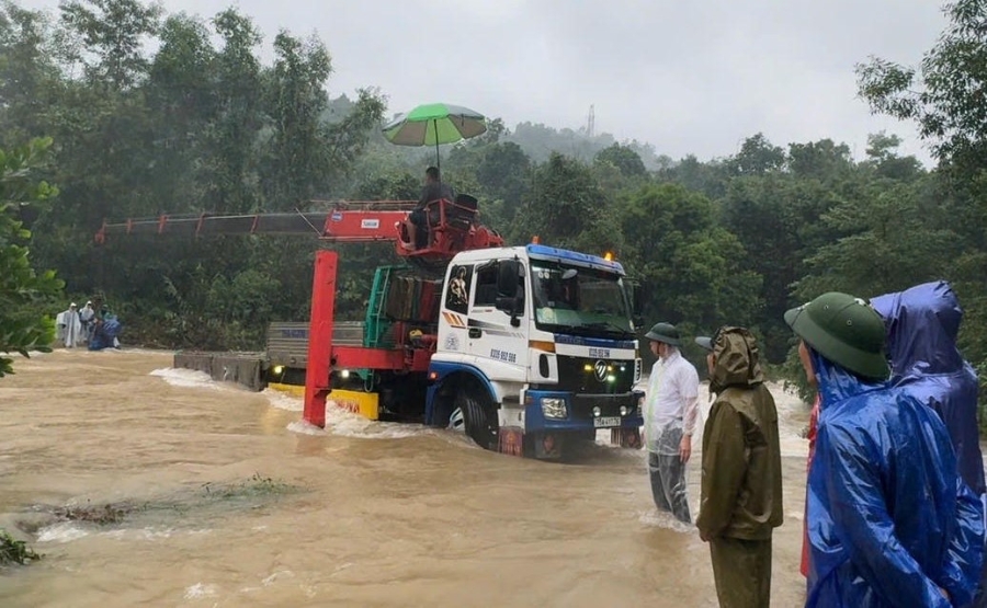 6 người dân đi phát rừng bị mắc kẹt tại khu vực Khe Cát, trên Tỉnh lộ 71 dẫn vào thủy điện Rào Trăng.